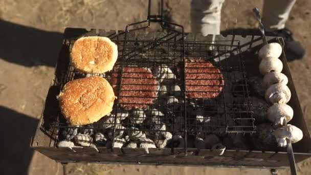 Hamburgerbroodjes Maken Grillen Met Sesam Kolengrill Het Bereiden Van Geroosterd — Stockvideo