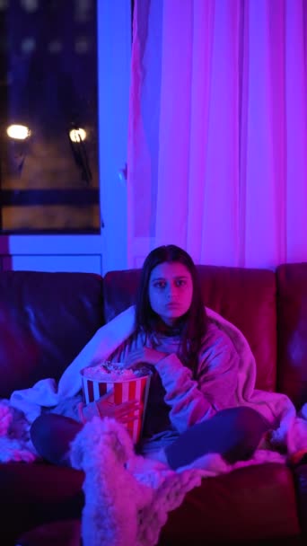 Kanepede Oturup Televizyon Izleyen Güzel Bir Kadın Eğlence Anlayışı — Stok video