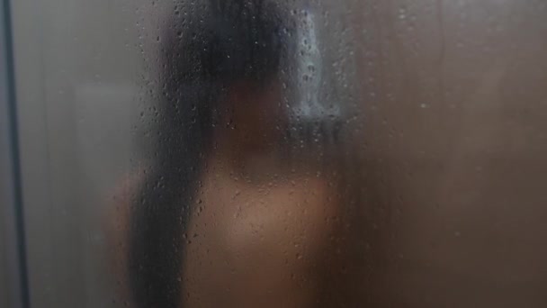 Piękna Kobieta Biorąc Gorący Prysznic — Wideo stockowe