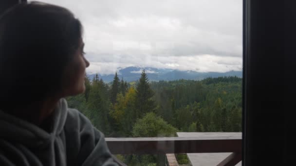 Mulher Senta Peitoril Janela Goza Vista Panorâmica Sobre Montanhas Enquanto — Vídeo de Stock
