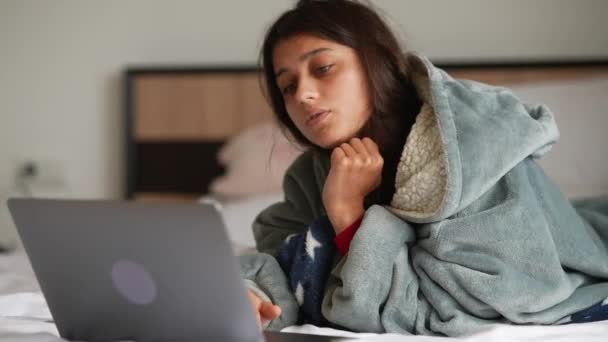 Kobieta Pracująca Laptopie Leżąc Łóżku — Wideo stockowe