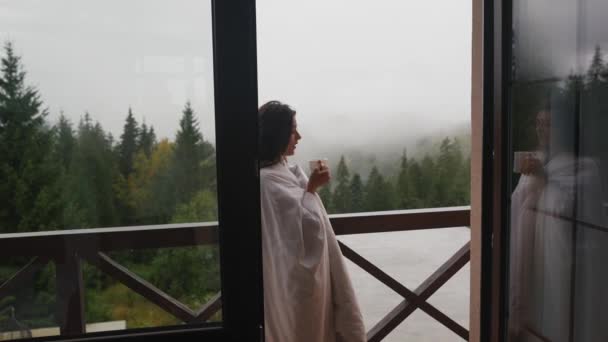 Młoda Kobieta Pije Herbatę Przytulnym Balkonie Wiejskiego Domu — Wideo stockowe