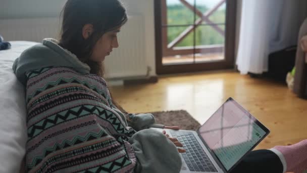 Drukke Jonge Vrouw Met Laptop Vloer Zitten Door Een Tweepersoonsbed — Stockvideo