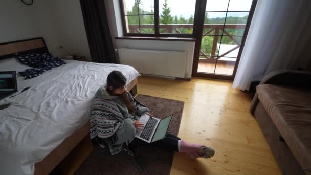 Πολυάσχολη Νεαρή Γυναίκα Φορητό Υπολογιστή Κάθεται Στο Πάτωμα Διπλό Κρεβάτι — Αρχείο Βίντεο