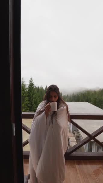 Młoda Kobieta Pije Herbatę Przytulnym Balkonie Wiejskiego Domu — Wideo stockowe