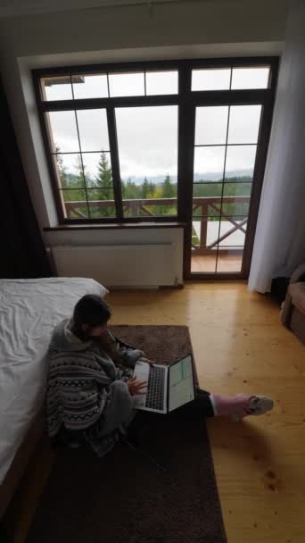 二段ベッドとネットワーキングで床に座っているか 単に様々なウェブサイト上で自由な時間を過ごすとラップトップを持つ忙しい若い女性 — ストック動画
