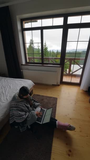 Πολυάσχολη Νεαρή Γυναίκα Φορητό Υπολογιστή Κάθεται Στο Πάτωμα Διπλό Κρεβάτι — Αρχείο Βίντεο