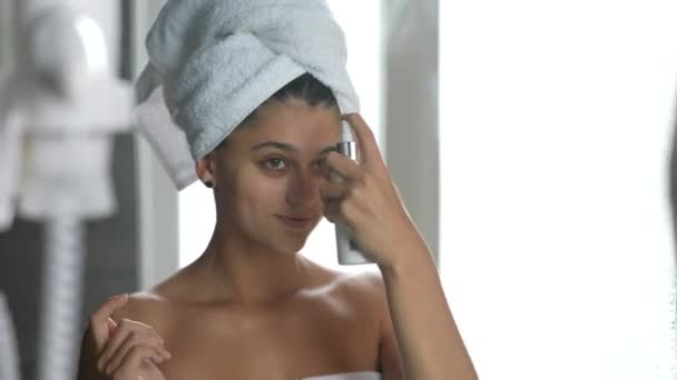 Kvinna Efter Dusch Med Handduk Huvudet Applicerar Fuktighetskräm Ansiktet Dagliga — Stockvideo
