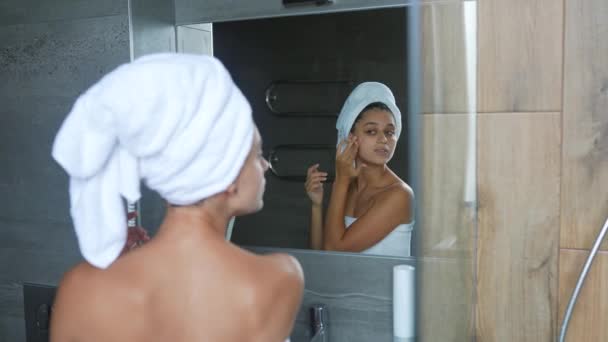 Kobieta Masująca Twarz Patrząc Lustro Łazience Kobieta Ręcznikach Owinięta Wokół — Wideo stockowe