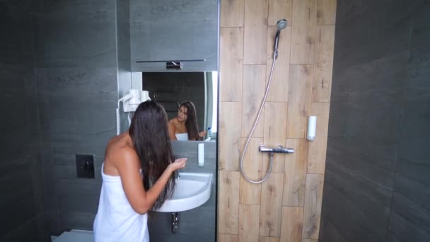 Evde Banyo Aynasının Önünde Duş Aldıktan Sonra Islak Saçlarını Tarayan — Stok video