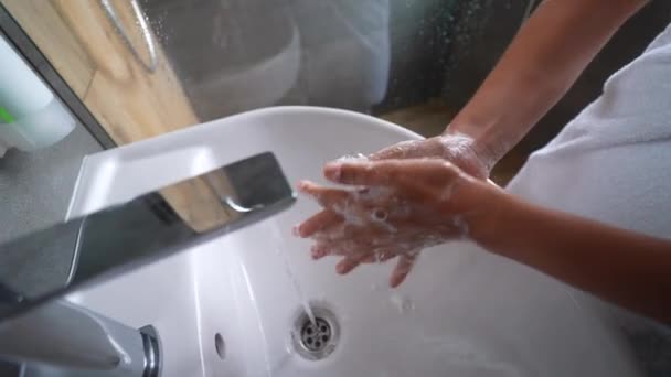 Крупным Планом Женщина Моет Руки Мылом Водой Белая Пена Ванной — стоковое видео