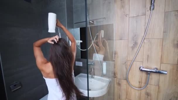 Mujer Toalla Baño Después Ducha Casa Secado Cabello Con Secador — Vídeo de stock