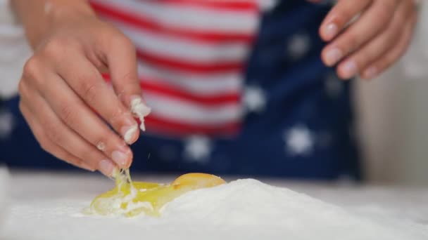 식사를 마무리하기 반죽을 만드는 앞치마 가손으로 반죽을 만든다 — 비디오
