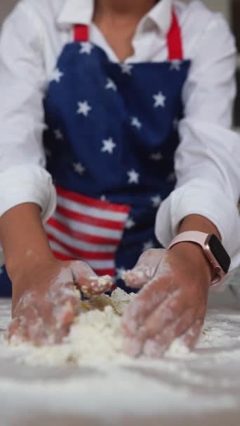 Processo Fare Pasta Pasto Primo Piano Una Giovane Casalinga Grembiule — Video Stock