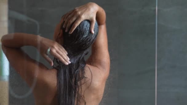 Atraktivní Mladá Žena Myje Vlasy Sprše Stojí Zády Kameře — Stock video