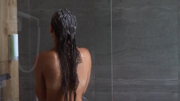 年轻迷人的女人站在镜头前洗澡 — 图库视频影像