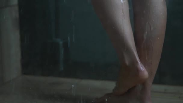 Vatten Från Duschen Skvätter Benet — Stockvideo