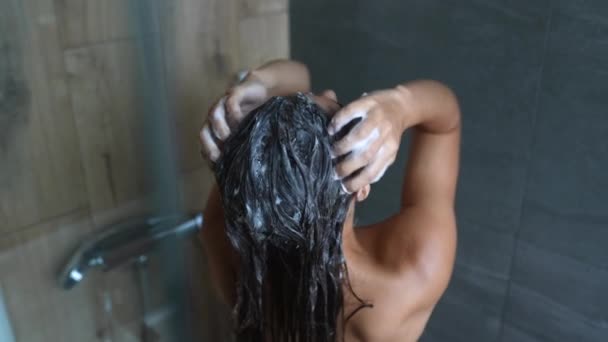Vonzó Fiatal Mossa Haját Zuhany Alatt Háttal Áll Kamerának — Stock videók