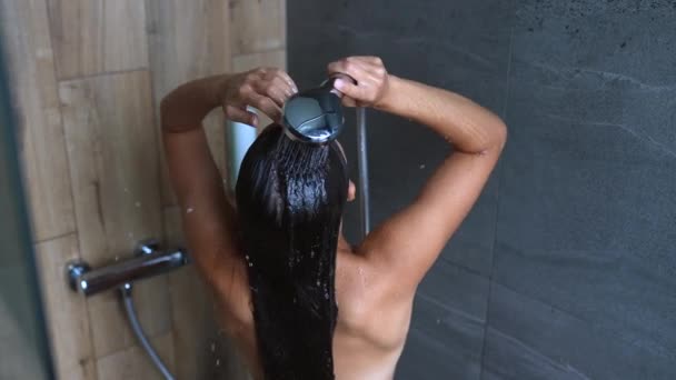 年轻迷人的女人站在镜头前洗澡 — 图库视频影像