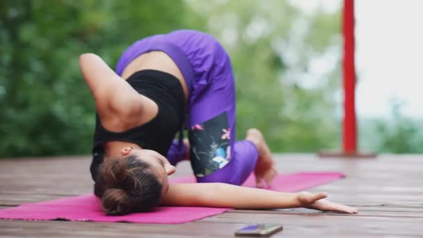 Een Jonge Vrouw Yoga Tuin Veranda — Stockvideo