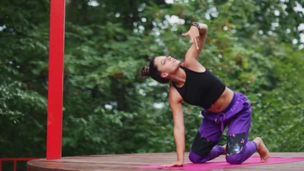 Una Joven Haciendo Yoga Patio Terraza — Vídeo de stock
