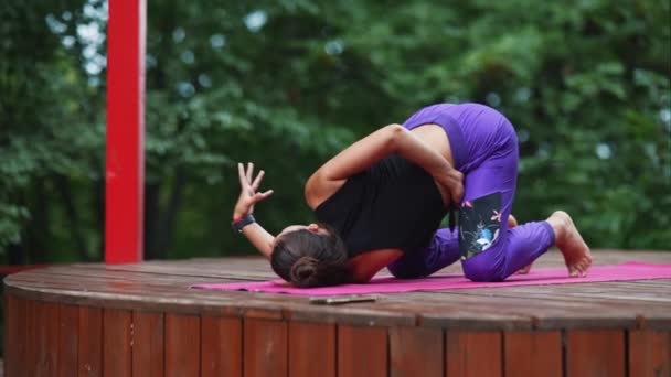 Eine Junge Frau Beim Yoga Hof Auf Der Veranda — Stockvideo