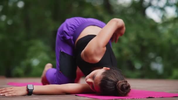 Een Jonge Vrouw Yoga Tuin Veranda — Stockvideo
