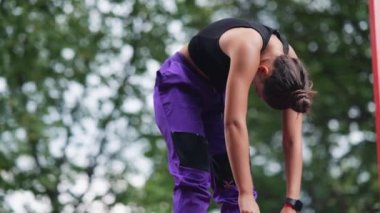 Sabah sporu. Sağlıklı yaşam tarzı kavramı. Spor giyim sektöründe genç ve çekici bir kadın egzersizden önce elini uzatıyor. Isının.