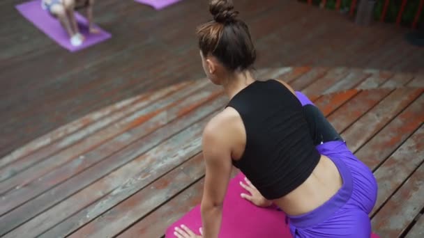 Grupp Unga Sportiga Människor Praktiserar Yoga Lektion Med Instruktör Gör — Stockvideo