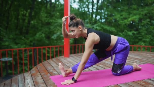 Une Jeune Femme Dans Yoga Dans Cour Sur Véranda — Video