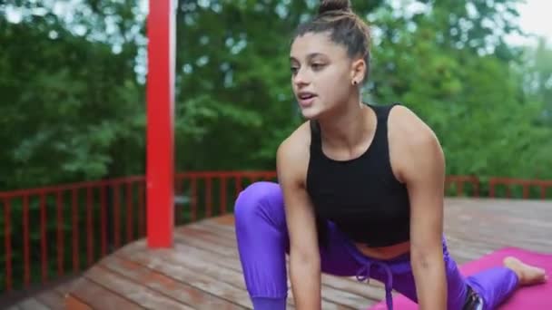 Una Giovane Donna Fare Yoga Cortile Sulla Veranda — Video Stock