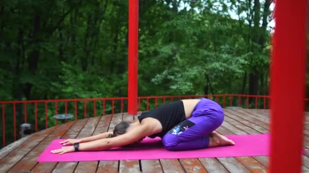 Una Giovane Donna Fare Yoga Cortile Sulla Veranda — Video Stock