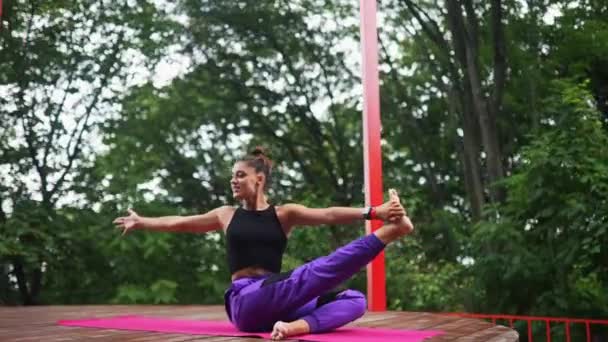 Verandada Yoga Yapan Genç Bir Kadın — Stok video