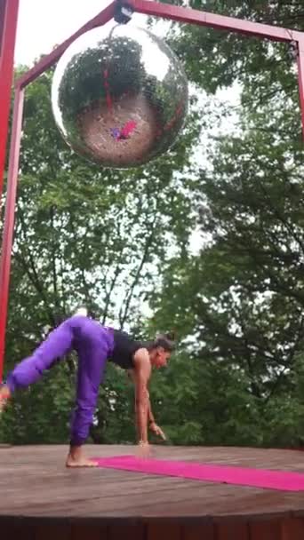 ベランダの庭で運動をしている若い女性 — ストック動画