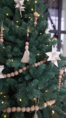 Farklı oyuncaklarla süslenmiş bir Noel ağacının yakın çekimi. Yeni yıl konsepti.