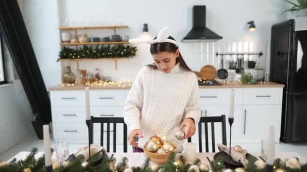 お正月用のクリスマスボールで皿を飾る女性のクローズアップ — ストック動画