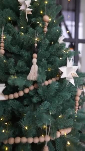 Primer Plano Árbol Navidad Decorado Con Diferentes Juguetes Concepto Año — Vídeo de stock