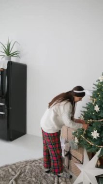 Kadın Noel ve yeni yıla hazırlanıyor.