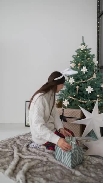 Mulher Prepara Para Natal Ano Novo — Vídeo de Stock