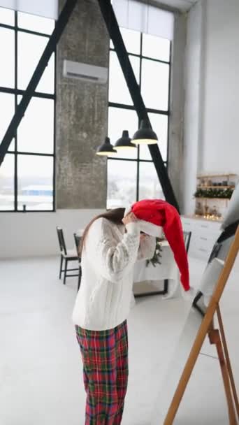 Pretty Smiling Hipster Woman Red Santa Hat Front Mirror — Stock Video