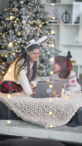 Duas Jovens Mulheres Navegam Internet Laptop Véspera Ano Novo — Vídeo de Stock