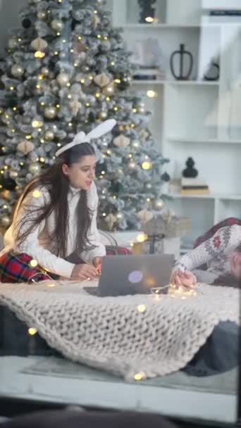Duas Jovens Mulheres Navegam Internet Laptop Véspera Ano Novo — Vídeo de Stock