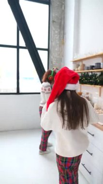 Kadınlar yeni yılı kutlamak için yeni yıl sofrasını kurar.