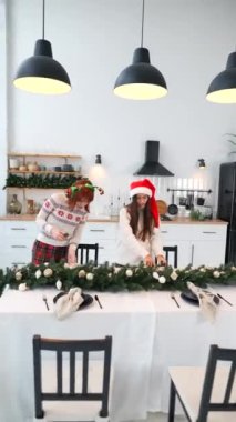 Kadınlar yeni yılı kutlamak için yeni yıl sofrasını kurar.