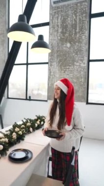 Kadınlar yeni yılı kutlamak için yeni yıl sofrasını kurar.