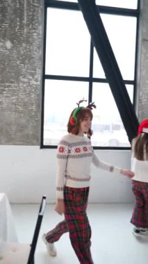 Kadınlar yeni yılı kutlamak için yeni yıl sofrasını kurar.