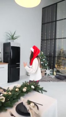 Mutfakta iki kız yemek pişiriyor. Kadınlar yeni yıla hazırlanıyor. Mutfakta birbirine yardım eden iki kız.