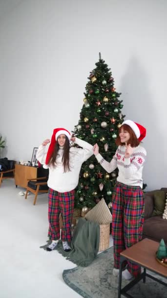 Überglückliche Junge Frauen Haben Spaß Beim Tanzen Neben Dem Weihnachtsbaum — Stockvideo