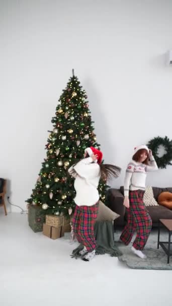 Χαρά Τρελές Νεαρές Γυναίκες Διασκεδάζουν Χορεύοντας Κοντά Στο Χριστουγεννιάτικο Δέντρο — Αρχείο Βίντεο