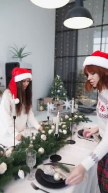 Kadınlar yeni yılı kutlamak için yeni yıl sofrasını kurar.